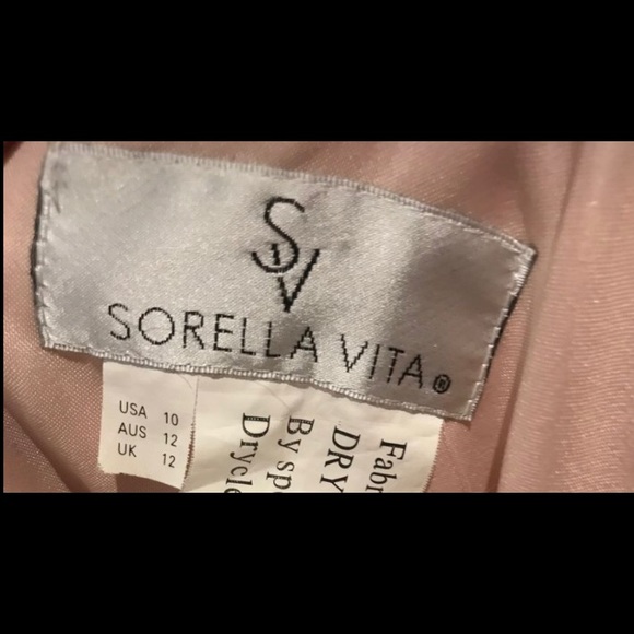 Sorrels vita gown 
Worn once
Size: 10 Floor length 
Silhouette: Sheath - Picture 2 of 3